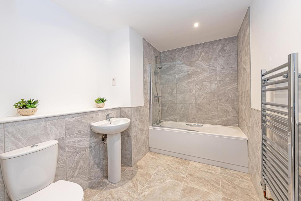 Gospel Heights Luxury Apartments With Parking Heswall Eksteriør bilde