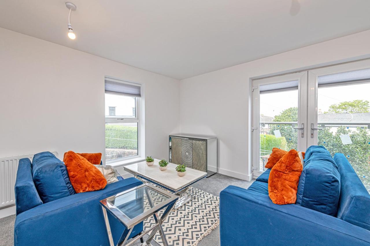 Gospel Heights Luxury Apartments With Parking Heswall Eksteriør bilde
